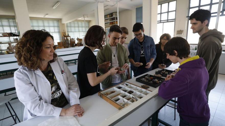 Irene Rodríguez, Santiago Ibáñez, Ricardo González, Adrián López, Alejandro Menéndez y Ariadna Ricáldez con, a la derecha, Leonel Virosta y David Morales, en una clase en el laboratorio. | Luisma Murias