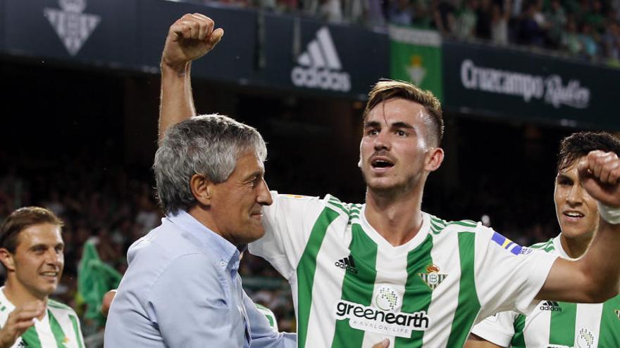 Fabián celebra con Quique Setién el gol que le marcó ayer al Levante