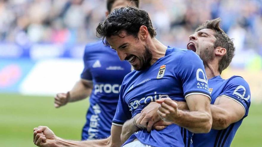 Verdés abraza a Toché, tras el gol del murciano ante el Nàstic la semana pasada.