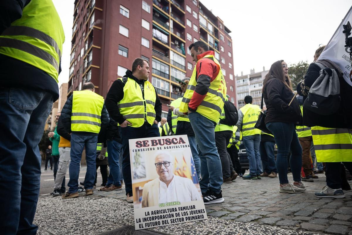 En imágenes | Los agricultores vuelven a las puertas de La Aljafería para protestar