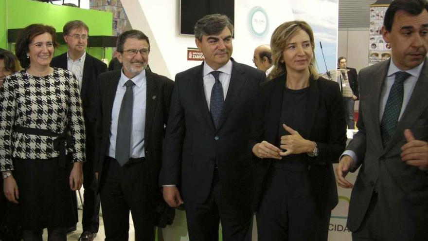 Saturnino Mañanes junto la presidenta de las Cortes, el alcalde de Toro, la consejera de Cultura y el presidente de la Diputación.