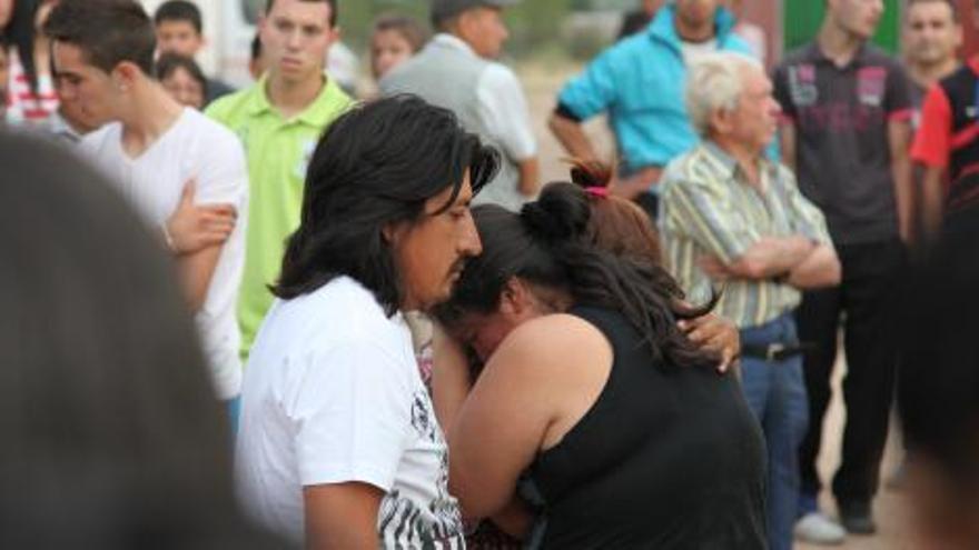 La madre del menor, desconsolada junto al padre.