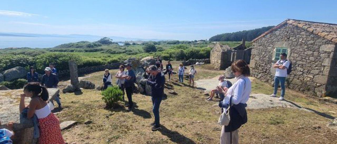 Visitantes en la aldea de Sálvora.