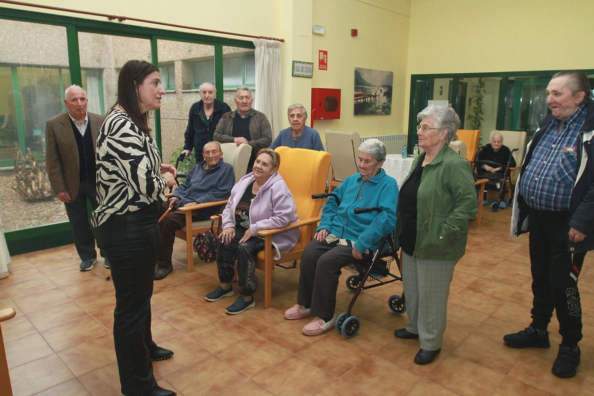 La directora conversa con varios residentes, el día del reportaje.