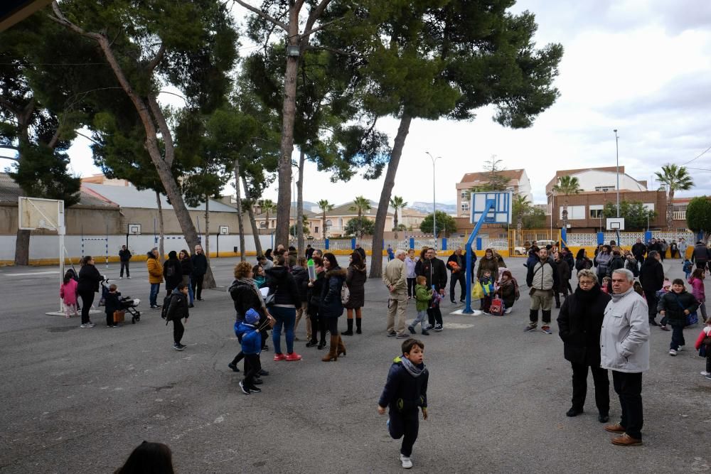 Protesta en el colegio Cervantes de Sax