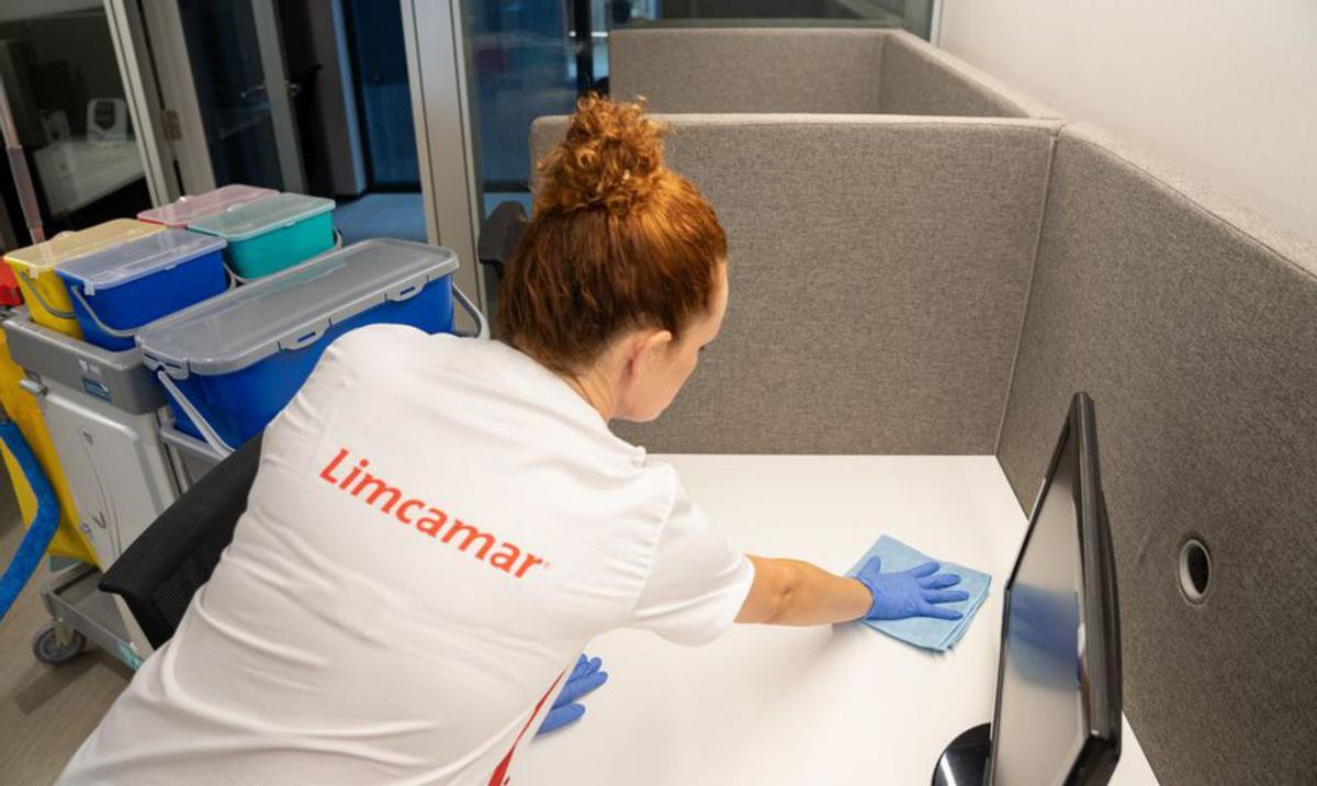 Limcamar realizará la limpieza de los centros docentes de Sevilla