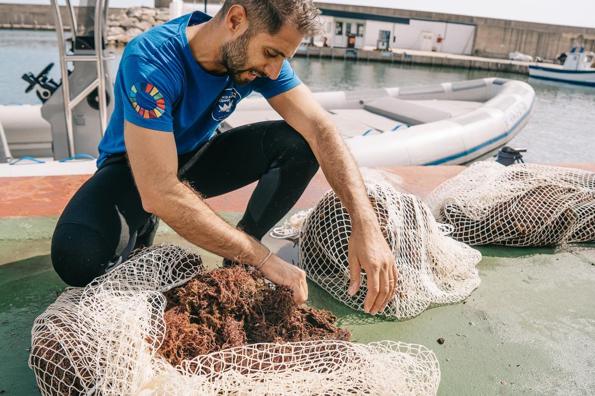 Andrea Spinelli, de la Fundación Oceanogràfic, revisando parte de las redes retiradas.