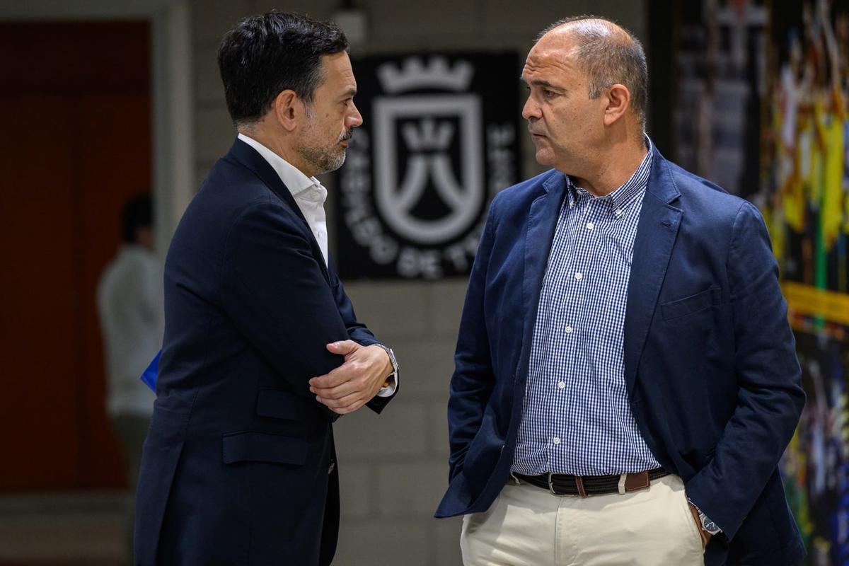 Lope Afonso dialoga con Aniano Cabrera en la visita al Santiago Martín.