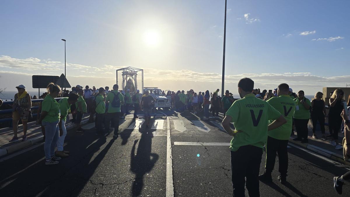 La 'Morenita' cruza el puente de Las Caletillas