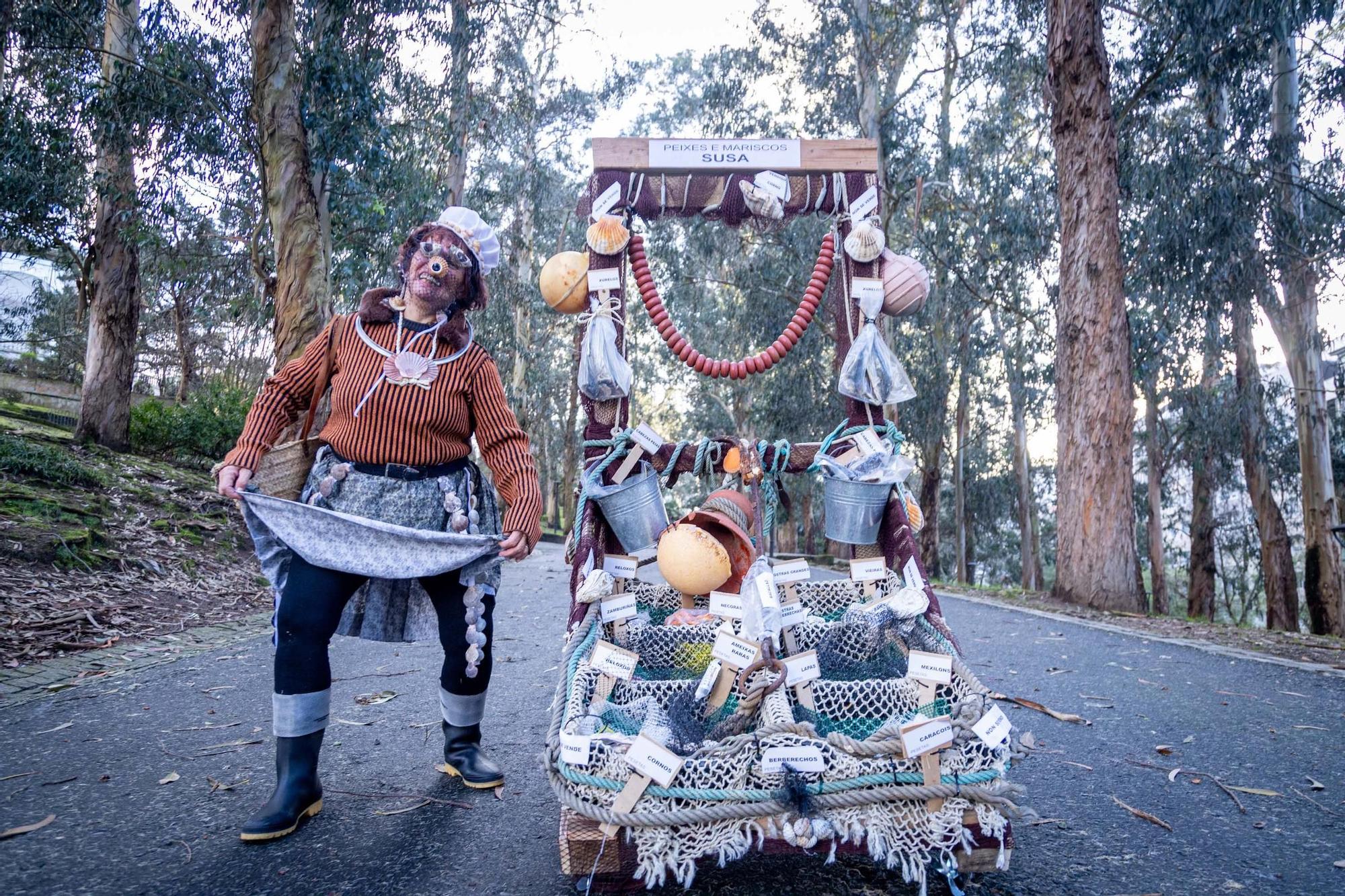 Carnaval A Coruña: la choqueira Susa, con su puesto ambulante de pescado
