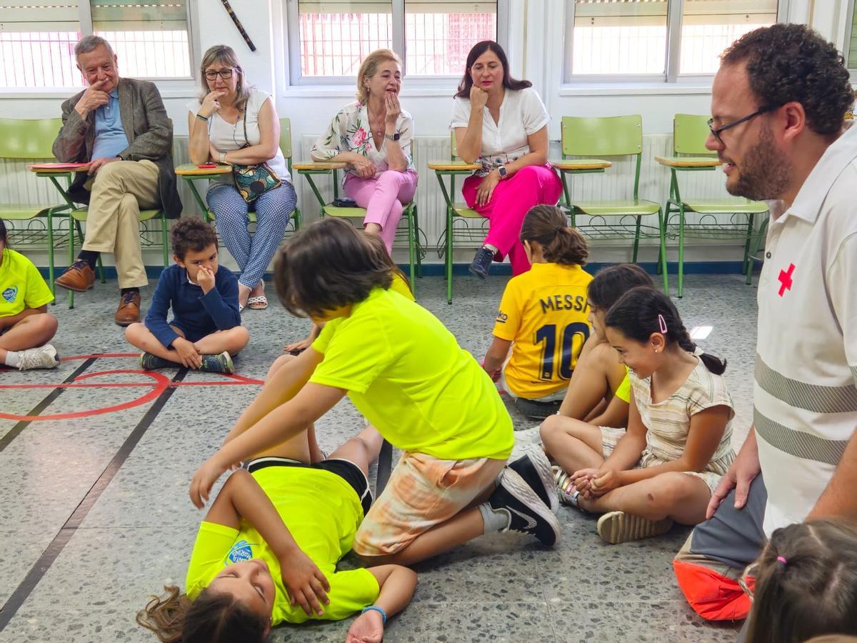 Taller escolar impartido por Cruz Roja dentro del proyecto escolar 'Reanima'.