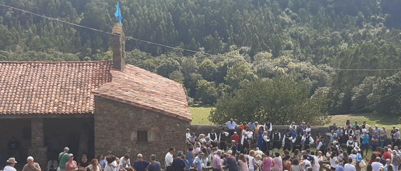 Ambiente en el entorno de la capilla de San Adriano, ayer.