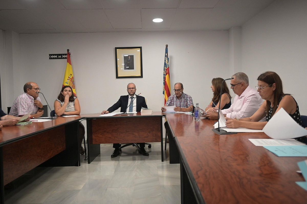 Paulino Herrero haciendo lectura de su argumento para levantar la sesión
