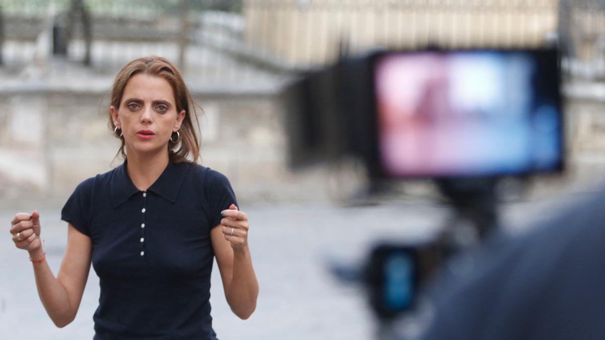 Macarena Gómez, durante el rodaje junto a la Mezquita la tarde del martes.