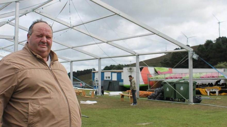 Juan García Gayo, ayer, mientras retiraban la carpa de la fiesta.