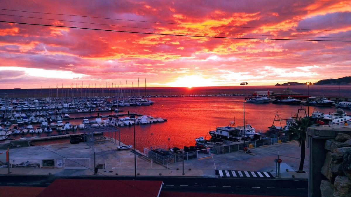 Cielos &quot;incendiados&quot; en una imagen de la salida del sol tomada en el puerto de Xàbia