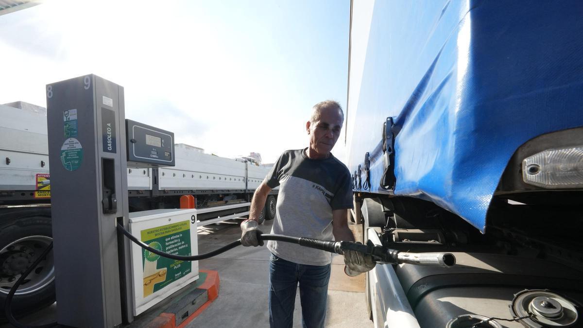 Un camionero llena el depósito de su vehículo en una estación de servicio de Castellón.