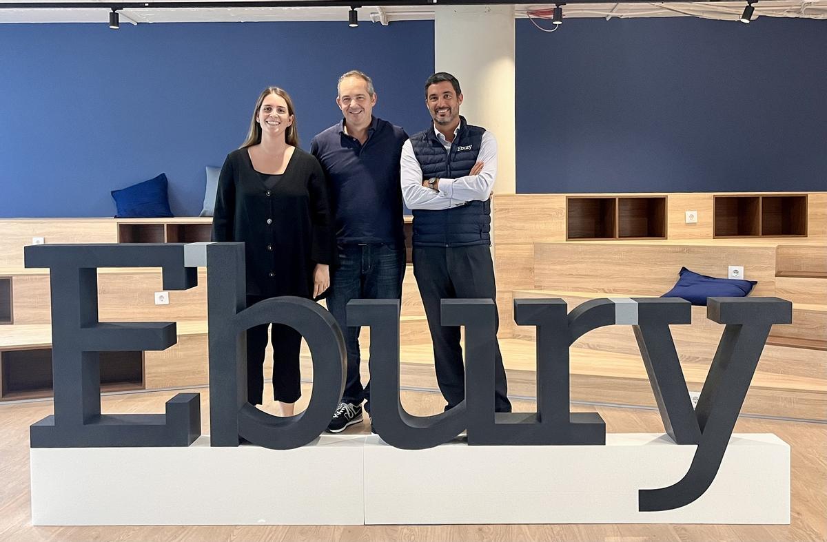 Juan Lobato, con Ana Muñoz, directora financiera y  de Recursos Humanos; y Duarte Líbano Monteiro, director general de Ebury para el sur de Europa.