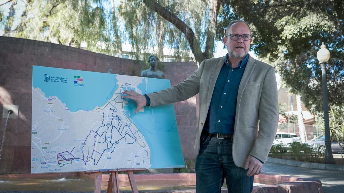 El concejal de Movilidad, José Eduardo Ramírez, presenta la red de ciclocarriles.