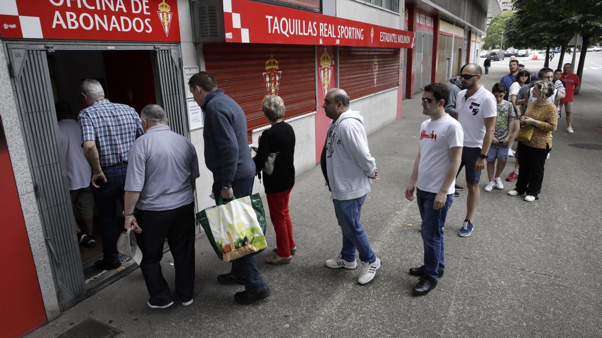 Aficionados ante las oficinas de El Molinón.