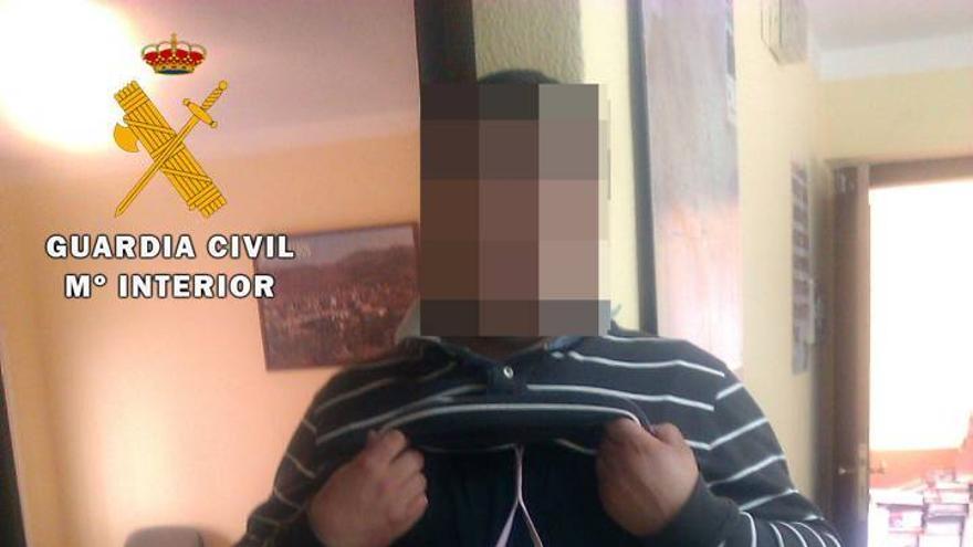 Detenido un hombre por hurto que ocultaba la mercancía robada en un traje de neopreno