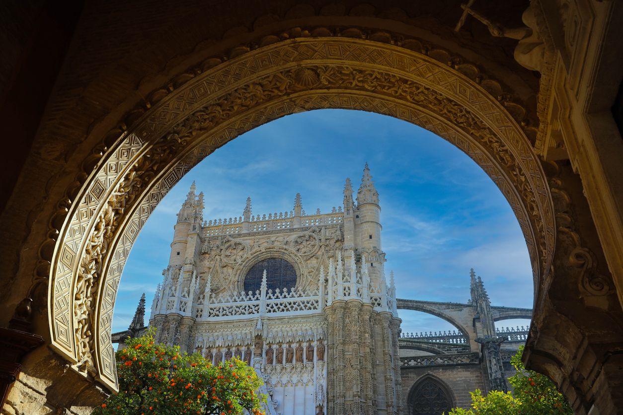 La Catedral de Sevilla desde la puerta del perdón.