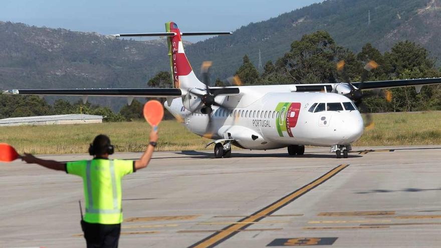 Avión de TAP en el aeropuerto de Vigo // Adrián Irago