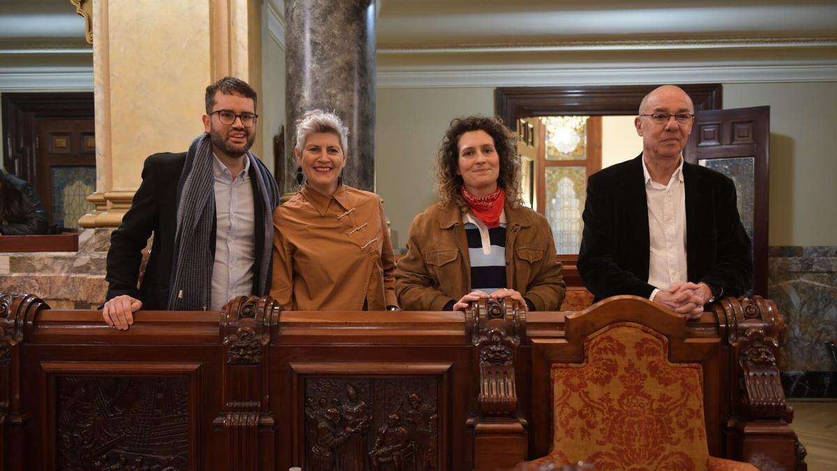 Avia Veira, tercera por la izquierda, con los otros tres concejales del BNG, en un pleno.