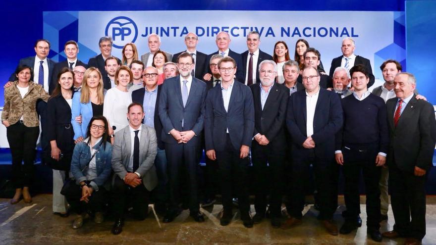 Cospedal se &quot;cuela&quot; en la foto del &quot;favorito&quot; Feijóo con el PPdeG y con Rajoy.