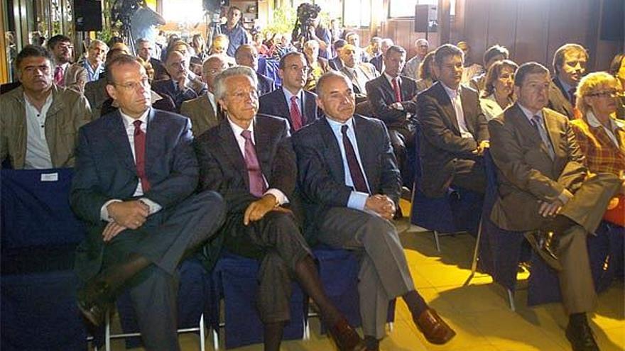 José Luis Pego, Julio Fernández Gayoso y José María Fernández, en primer término, durante el acto