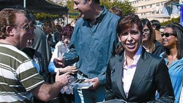 Albiol y Camacho, en abril del 2010, con los panfletos en la mano.