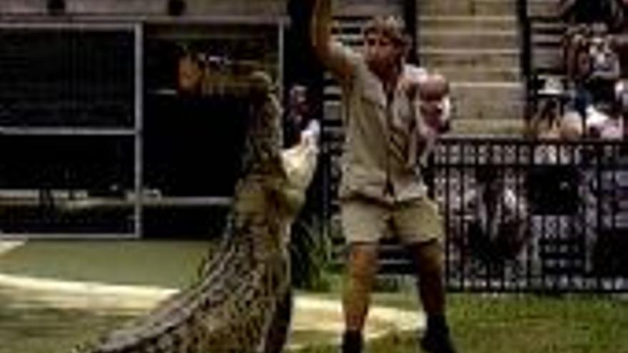 Un cazador arriesga a su hijo de pocos meses ante un cocodrilo