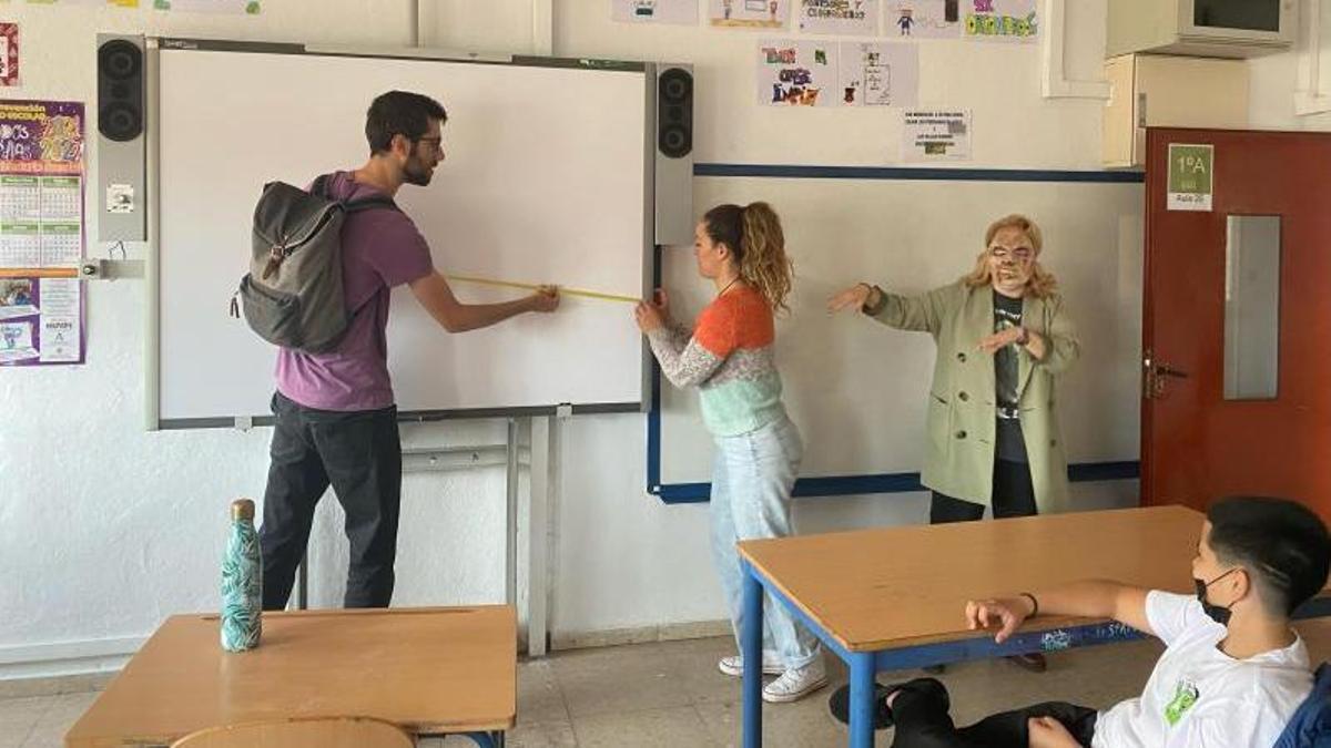 Un momento del anuncio de la actividad llevada a cabo en el IES Averroes.