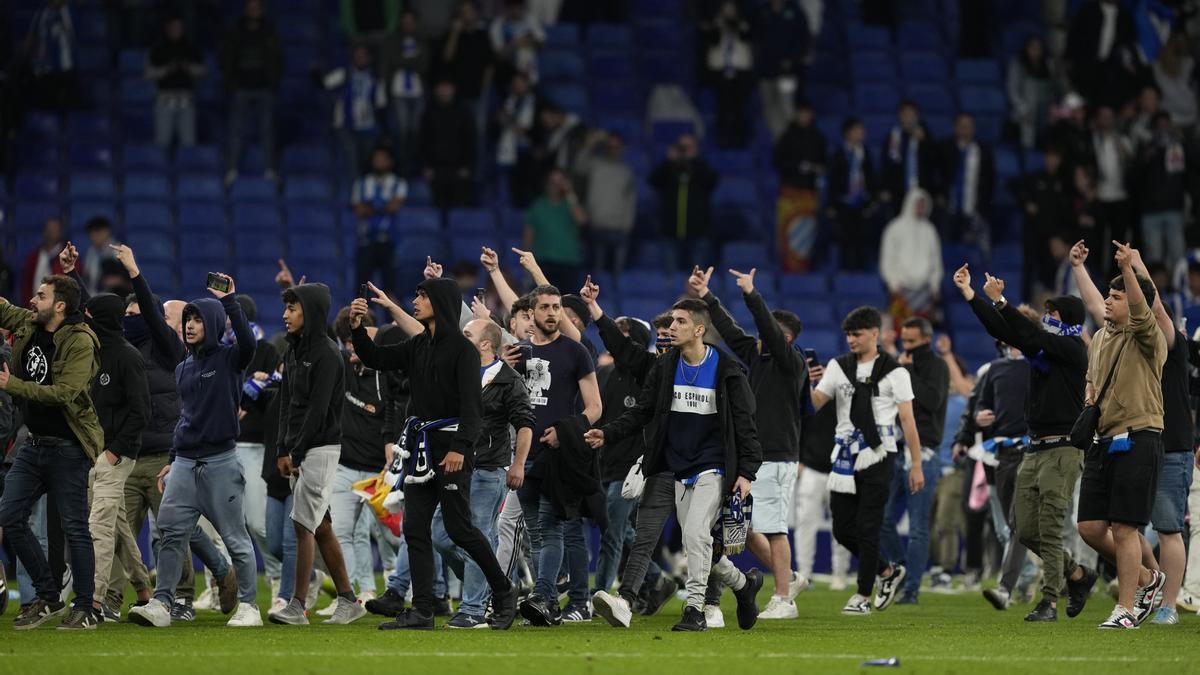 Imágenes de los ultras del Espanyol sobre el césped.