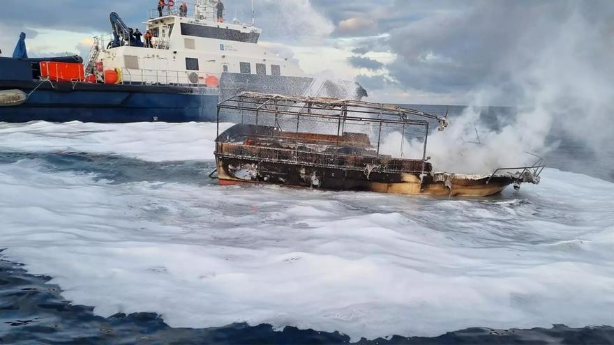 Rescatan a dos tripulantes de un pesquero tras arder y hundirse en la costa de Muros