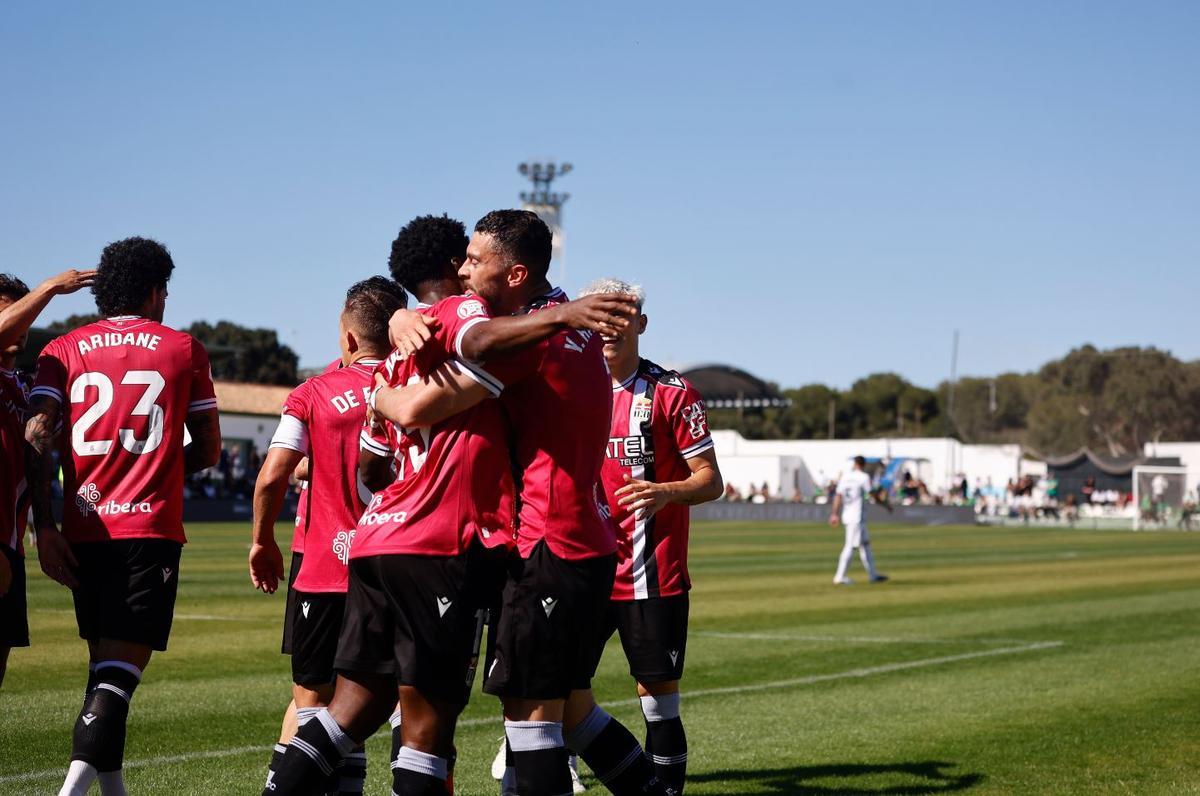 Yanis Rahmani y Jean Jules se abrazan durante la celebración de un gol con Aridane y otros compañeros de fondo