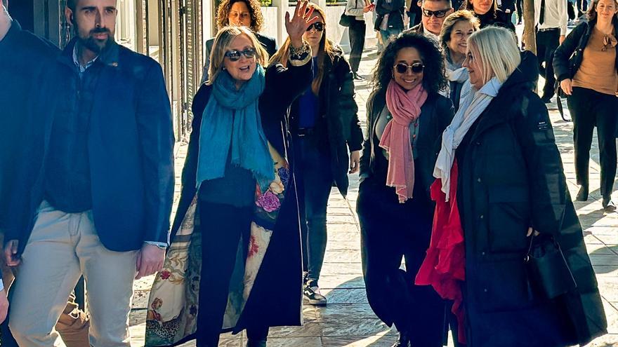 La exprimera dama estadounidense Hilary Clinton (2i) a la entrada del restaurante Río Grande de Sevilla este sábado, en el marco de su visita privada a la ciudad. EFE/ David Arjona