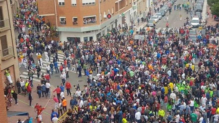 Público concregrado en el matadero antes de acabar la carrera de &quot;Rastreador&quot; el miércoles.