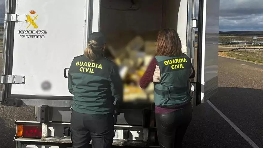 La Guardia Civil recupera en Zamora un camión robado con más de 11.000 latas de atún sustraídas