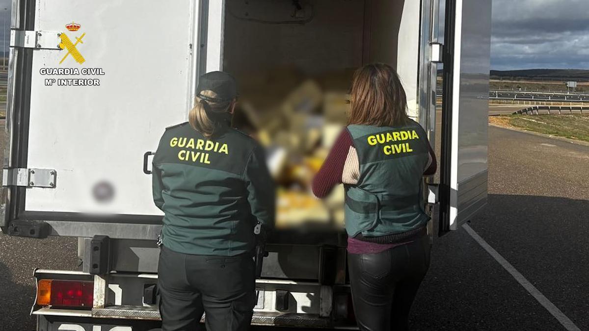 La Guardia Civil recupera en Zamora un camión robado con más de 11.000 latas de atún sustraídas