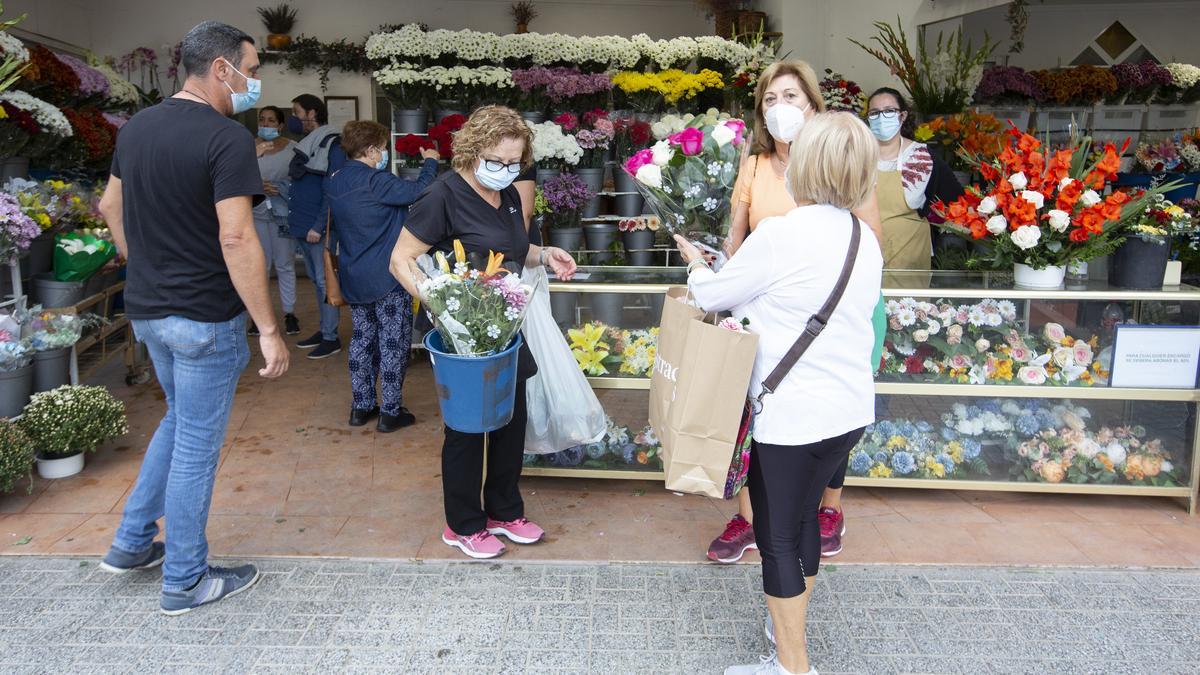 Día de Todos los Santos en el Cementerio de Alicante