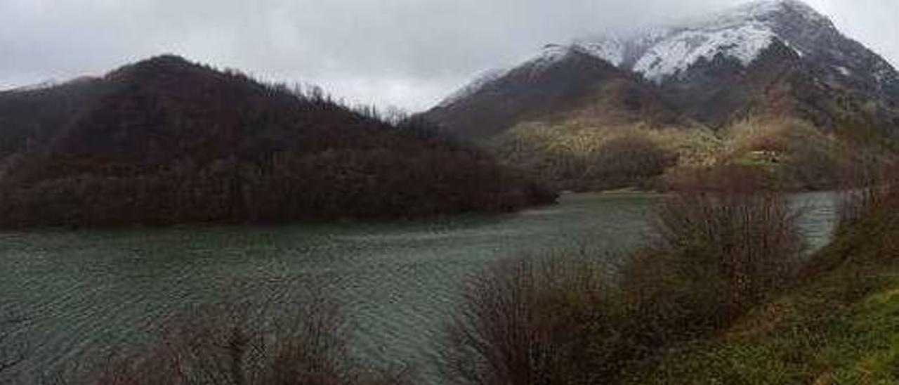 El pantano de Tanes, en una imagen tomada ayer.