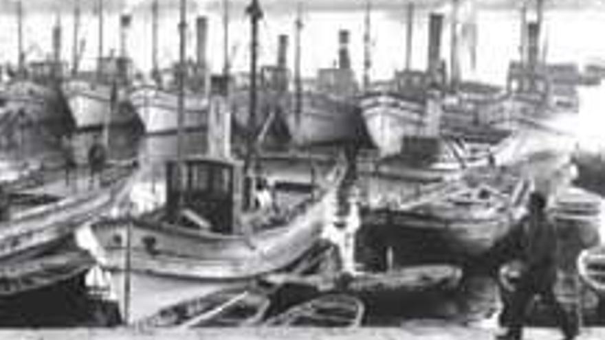 Barcos de vapor y veleros atracados en el muelle, en los años veinte.