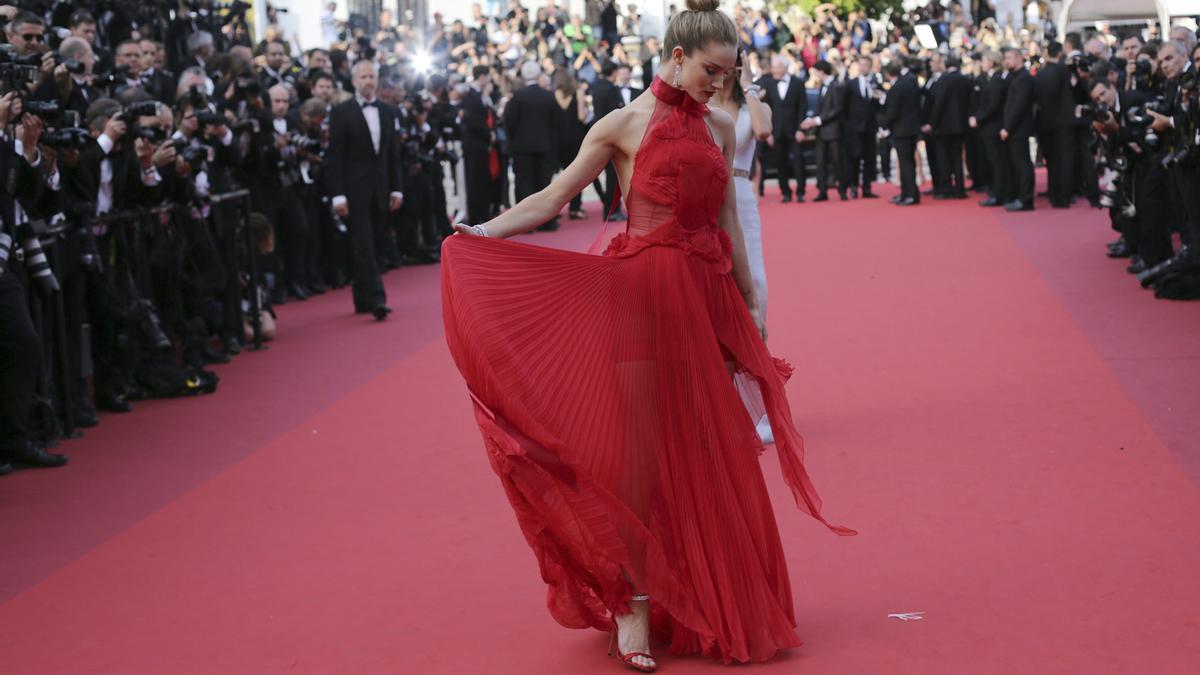 Rosie Huntington-Whiteley con vestido rojo en el Festival de Cannes 2016