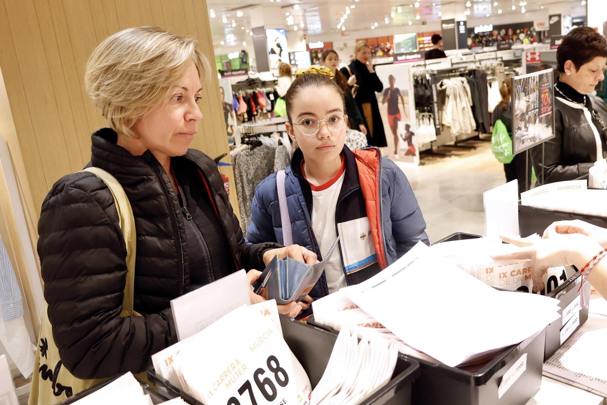 Las imágenes de la entrega de dorsales de la Carrera de la Mujer 2024