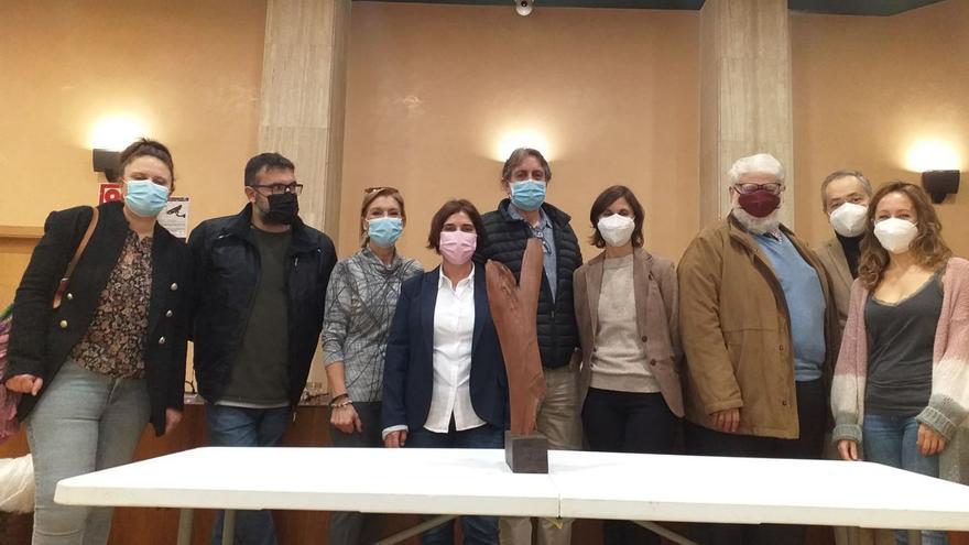 Miembros del jurado, junto al boceto de la pieza seleccionada entre un total de seis aspirantes. | // FDV