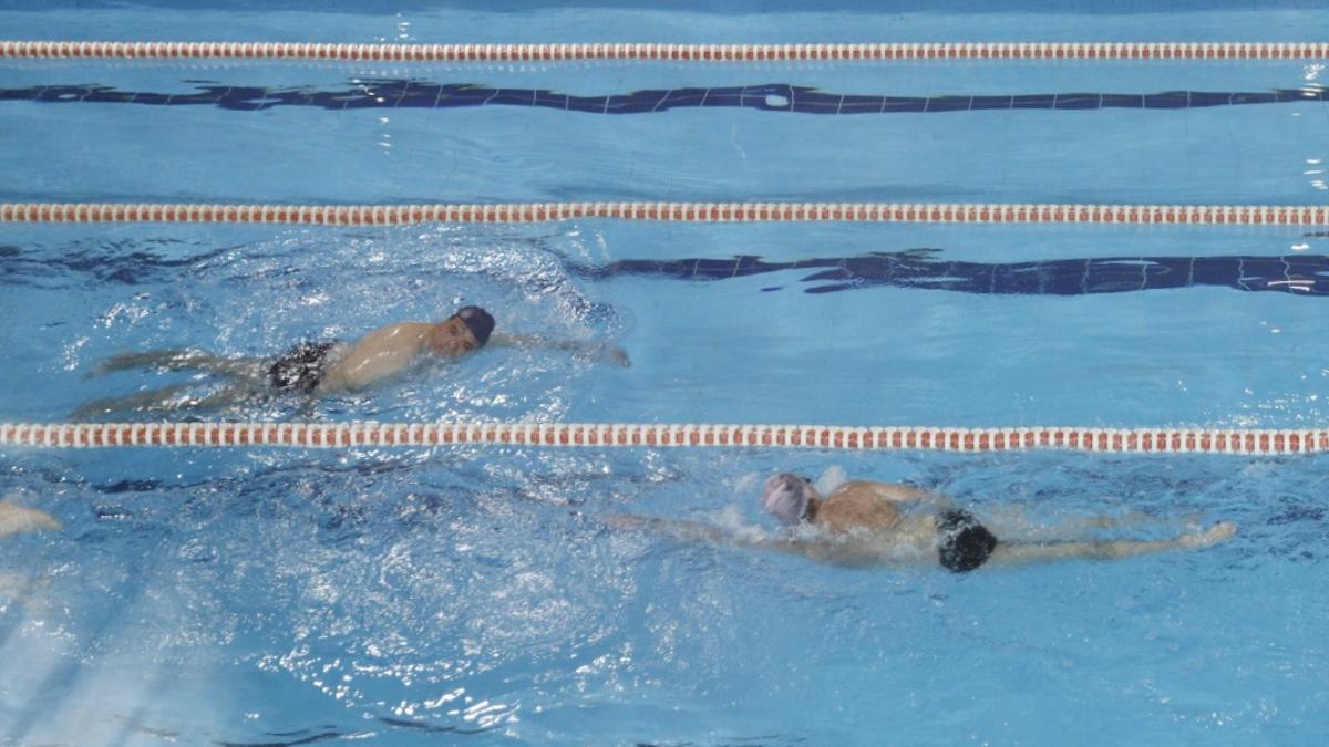 Dos usuarios nadan en la piscina, en una foto de archivo.