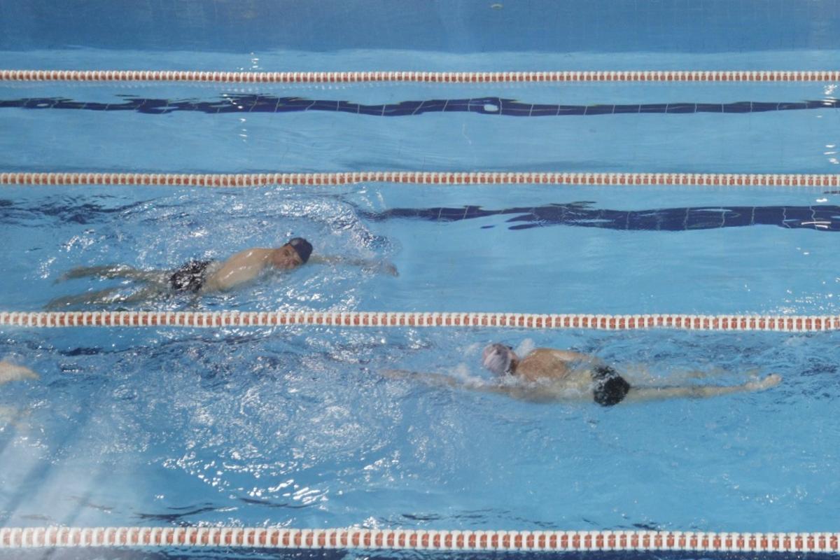 Dos usuarios nadan en la piscina de La Petxina, en una foto de archivo.