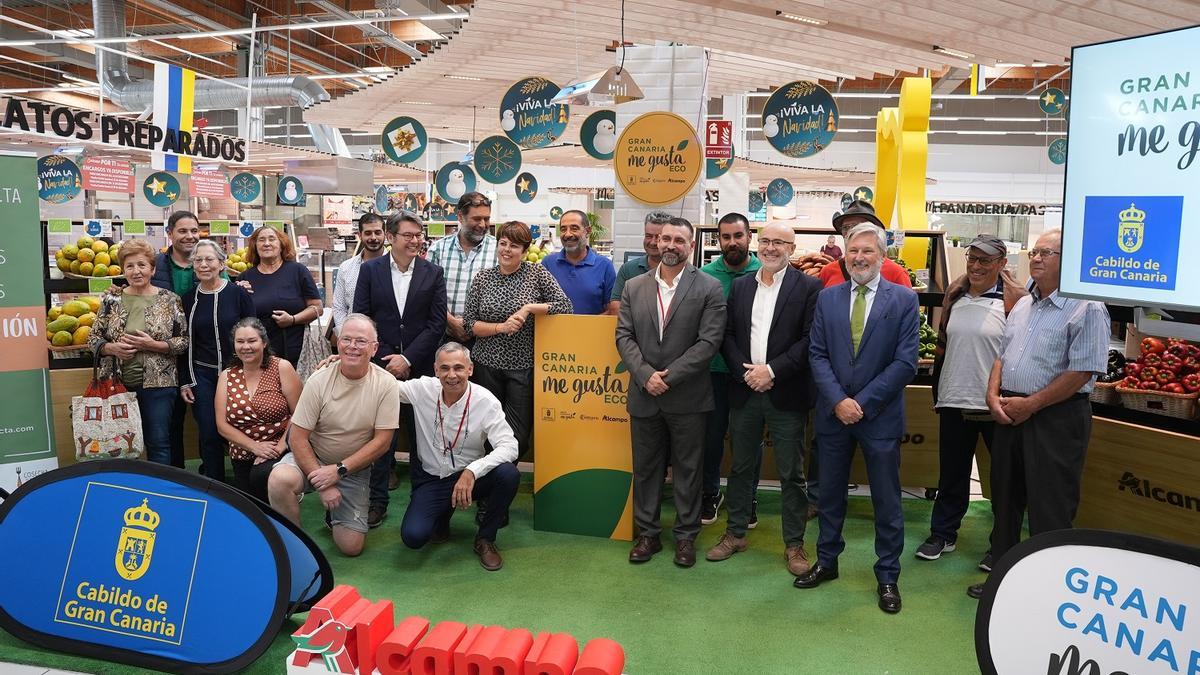 La ministra de Industria, Comercio y Artesanía, Minerva Alonso, presenta el nuevo espacio junto a algunos agricultores que forman parte de la cooperativa.