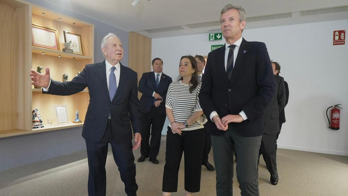 José González, presidente de Luckia; Inés Rey, alcaldesa de A Coruña, y Alfonso Rueda, presidente de la Xunta, durante la visita a las instalaciones de la compañía..